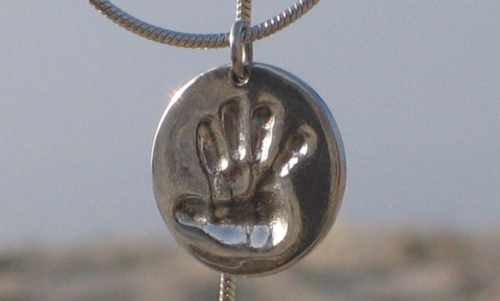 FOYA Silberschmuck mit dem Handabdruck eines Kindes FOYA Kettenanhänger mit Handabdruck
