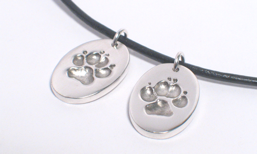 FOYA Blog Nadia�s Silberschmuck mit den Pfotenabdrücken ihrer Hunde