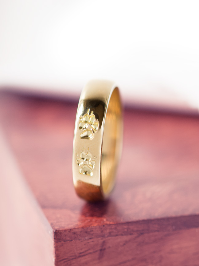 Goldring mit Hundepfoten als Erinnerungsschmuck Goldring mit Hundepfoten als Erinnerungsschmuck