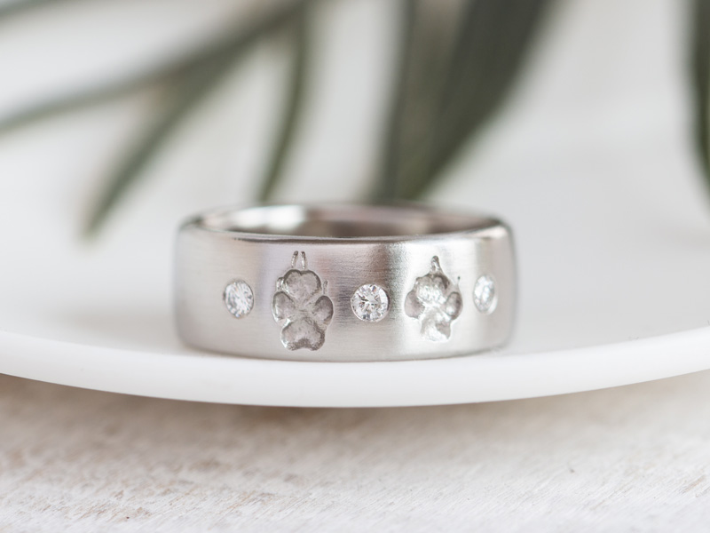 Zwei echte Pfotenabdrücke als Ring aus Platin mit Brillanten Individueller Pfotenabdruck Ring