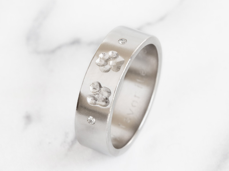 Platinring mit zwei Pfotenabdrücken und Diamanten Ring mit echter Hundepfote und Diamant