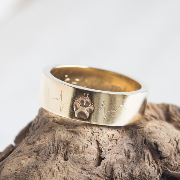 Goldring mit Pfotenabdruck und Herzschlag Gravur Ring mit Hundepfote und Herzschlag Gravur