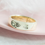Goldring mit Nasenabdruck und Pfotenabdruck vom Hund Goldring mit Nasenabdruck und Pfotenabdruck vom eigenen Hund