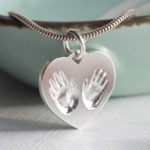 Herzkette Partnerschmuck zum Valentinstag Personalisierter Schmuck mit eigenem Handabdruck