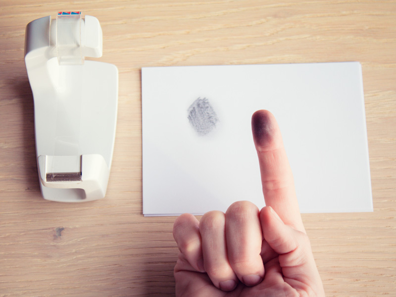 Einfache Fingerabdrücke mit Bleistift und Tesa