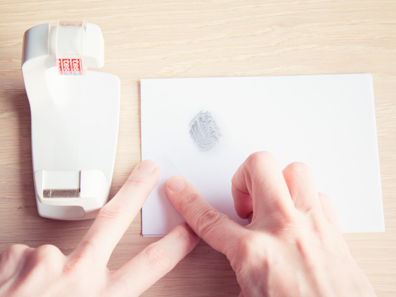 Fingerabdruck mit Bleistift und Tesa nehmen