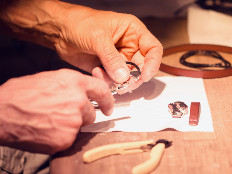Werkstatt Anfertigung Lederarmband Werkstatt Anfertigung Lederarmband