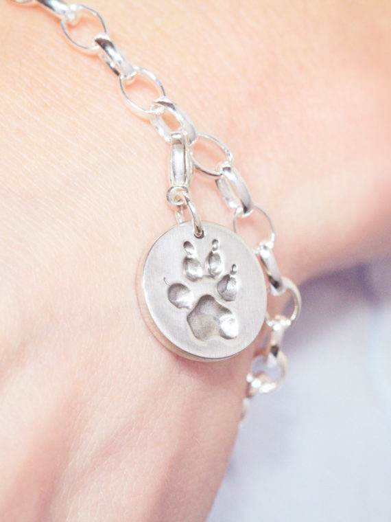 Echte Hundepfote als Charm