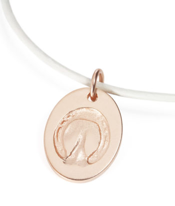 Hufabdruck vom eigenen Pferd als Kette Rotgold