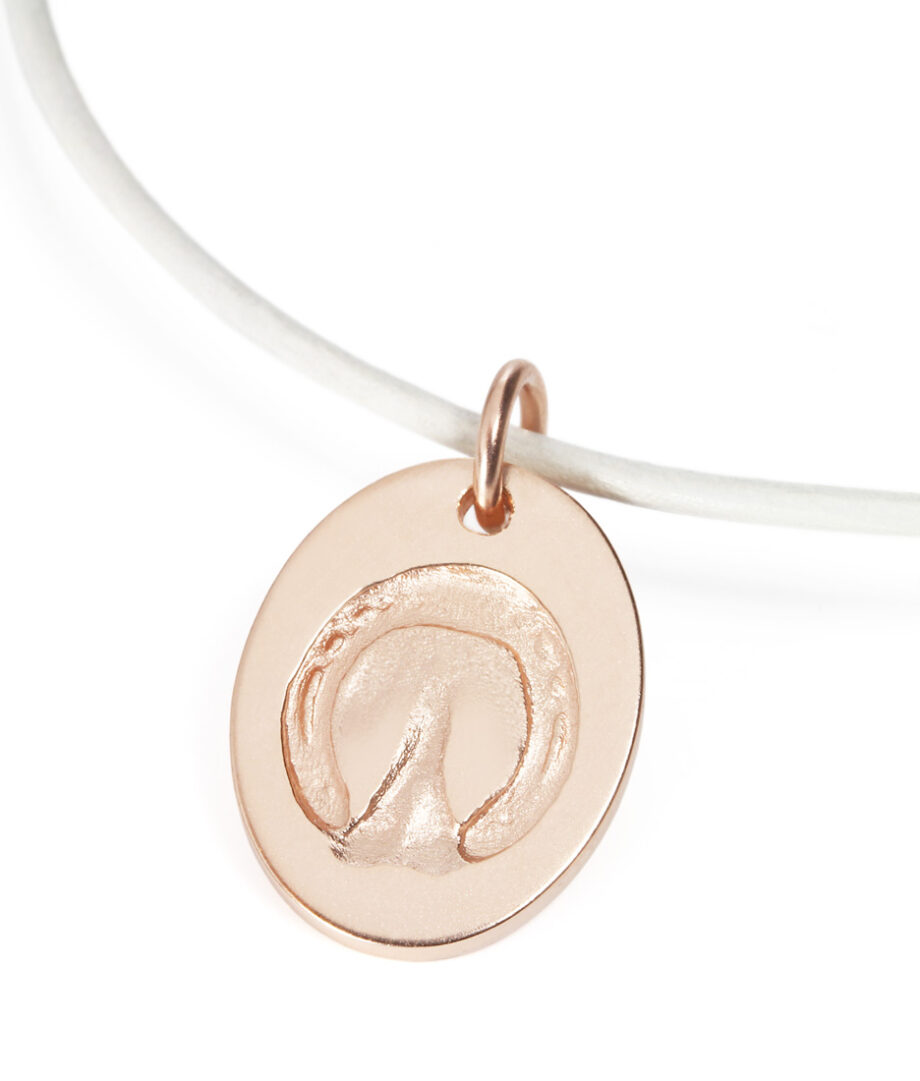Hufabdruck vom eigenen Pferd als Kette Rotgold