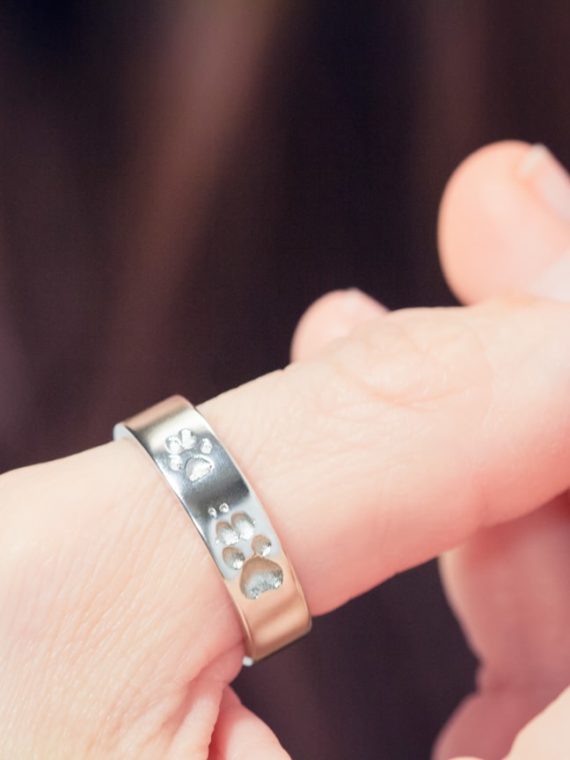 Ring mit Hundepfoten
