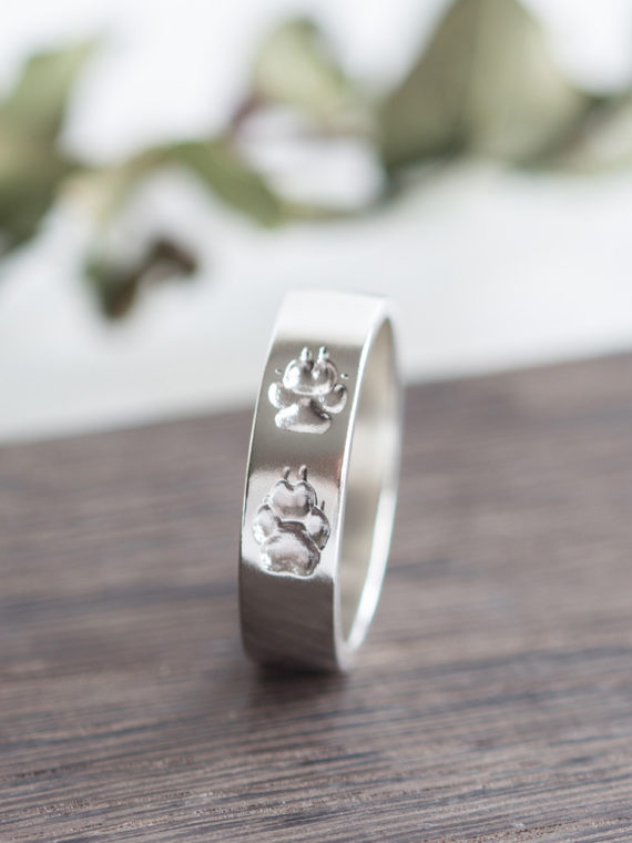 Ring mit Hundepfote personalisiert