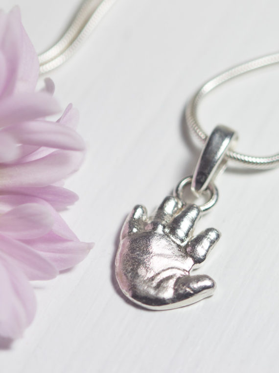 Personalisierte Kette mit Handabdruck